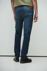 Pantalón de jean azul oscuro, corte recto, con bolsillos delanteros y traseros.