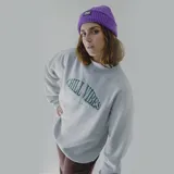 Buzo gris con estampa frontal de letras en verde.