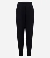Pantalón deportivo gris melange, tipo jogger, confeccionado en microfibra pesada con viscosa certificada. Tiene cintura elástica, bolsillos laterales y corte holgado.