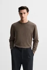Jersey de hombre color beige, de cashmere, corte regular, cuello redondo y manga larga.