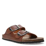 Sandalias planas color beige con dos tiras anchas con hebillas metálicas plateadas.