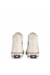 Zapatillas Converse Chuck 70 Hi color crema, de caña alta y cordones blancos.