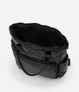 Mochila deportiva grande color negro, confeccionada en material sintético. Posee correa de mano y asas para la espalda, bolsillos funcionales y cierre por cremallera.