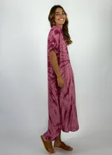 Vestido largo color gris con estampado tie-dye, cuello mao y mangas cortas con botón.