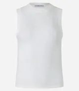 Musculosa color verde oliva, de rib acanalado, con cuello redondo y sin mangas.