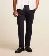 Pantalón de vestir color gris claro, de corte slim fit y largo cropped.