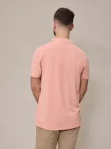 Remera polo celeste de piqué de algodón, corte clásico, con cuello y mangas acanalados.