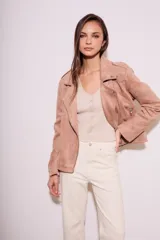 Campera color rosa viejo, estilo motociclista, confeccionada en gamuza sintética con cierre asimétrico y detalles de tachas.