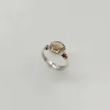 Anillo de plata 925 con aplique de oro 9k en forma de concha.