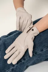 Guantes de cuero negro con costuras decorativas en los dedos.