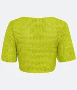 Blusa cropped de punto color rojo, con escote cruzado en V y mangas cortas.