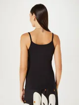 Musculosa rosa de breteles finos y corte ajustado.