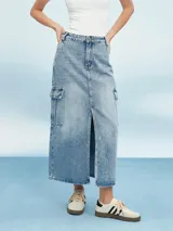 Falda midi de jean celeste con lavado ácido, corte recto, abertura frontal y bolsillos tipo cargo.