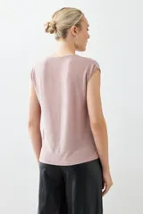 Blusa rosa de lurex con escote en V y mangas cortas.