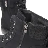 Borcego de caña media color negro, con exterior de símil gamuza y cuello tejido con textura trenzada. Cuenta con cordones al tono, ojales metálicos, cierre interno, lengüeta acolchonada, punta redondeada, taco bajo símil madera y suela de goma antideslizante.