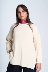 Sweater color beige de tejido de punto acanalado, con cuello redondo y mangas largas. Tiene corte holgado y aberturas laterales en el ruedo.
