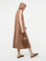 Vestido largo de tono beige, con escote en V y capucha, ideal para un look fresco.