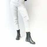 Bota de cuero color camel, con elástico lateral adornado con tachas y suela antideslizante.