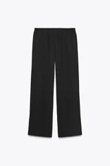 Pantalón negro de tiro medio y pierna recta, confeccionado en mezcla de viscosa y lyocell. Cuenta con cintura ajustable con cordones y bolsillos laterales ocultos en la costura.