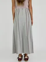 Pollera larga gris con paneles verticales y costuras expuestas.