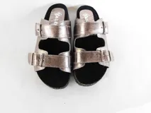 Sandalias de cuero metálico con doble hebilla, diseño cómodo y suela antideslizante.