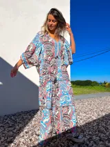 Túnica larga de mangas anchas con estampado de arabescos en tonos celeste, rosa, negro y beige.