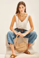 Remera blanca de lino y viscosa con moldería línea A y detalles en rib con lurex en escote y sisas.