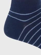 Calcetín corto de hombre color azul marino con rayas finas horizontales en azul claro.
