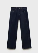 Pantalón de jean azul oscuro, de corte recto, con tiro medio y cinco bolsillos.
