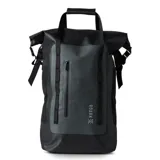 Mochila negra impermeable de 42 litros, con cierre enrollable, hebillas de ajuste y logo de la marca en gris.