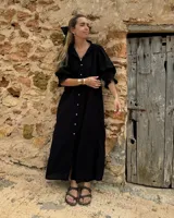 Brazalete ancho de bronce macizo con textura irregular.