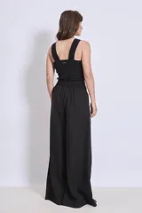 Blusa blanca de punto con cuello redondo y sin mangas.