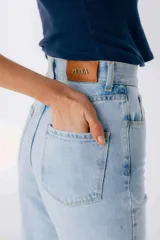 Pantalón de jean celeste de corte recto con aberturas en el ruedo.
