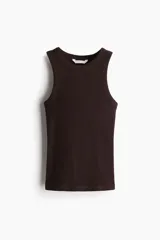 Musculosa marrón de punto de algodón acanalado, corte entallado, cuello redondo y ribete fino en escote y sisas.
