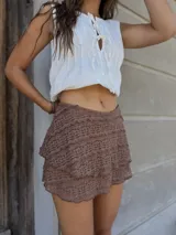 Mini falda marrón de encaje con volados y short interno.