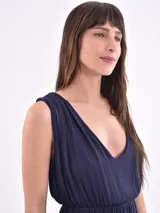 Mono azul oscuro con escote en V y cintura elástica, diseñado para un ajuste cómodo.