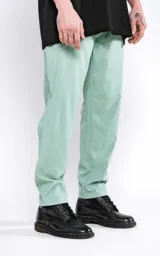 Pantalón recto color verde agua, con calce regular, bolsillos laterales, cintura elástica y cordón ajustable.