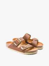 Sandalia de cuero color marrón con doble hebilla y plantilla cómoda, ideal para uso diario.