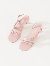 Sandalia dorada de cuero vacuno flor con taco medio y tiras finas con hebillas.