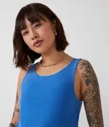 Musculosa azul de algodón con cuello redondo y sisas anchas.