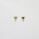 Par de aros dorados con forma triangular y cristales micropavé.