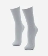 Par de medias de caña mediana color gris claro, confeccionadas en viscosa texturizada con diseño acanalado.