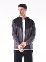 Campera con capucha, color gris con detalles en negro.