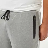 Bermudas deportivas grises de punto de piqué con cintura elástica y bolsillos laterales.