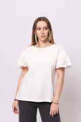 Blusa blanca de algodón con mangas cortas abullonadas.