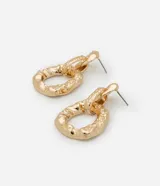 Par de aros colgantes dorados con eslabones irregulares con textura martillada.