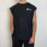 Musculosa blanca con estampado en el frente y sisas amplias.