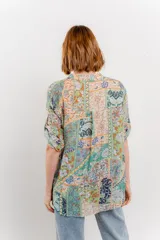 Blusa con estampado único, cuello mao, abertura frontal y mangas 3/4.