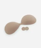 Soutien adhesivo color beige, sin breteles ni espalda, con copas moldeadas y cierre frontal tipo clip. Incluye protectores de pezón redondos adhesivos.