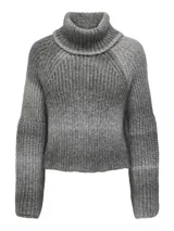 Sweater gris de punto con cuello alto y mangas largas. Diseño de punto acanalado y corte cropped. Ideal para uso casual.